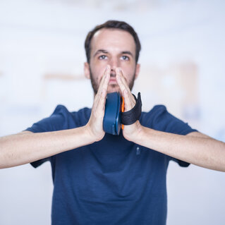 K-PUSH: Muscle dynamometer equipped with a two-hand grip accessory.